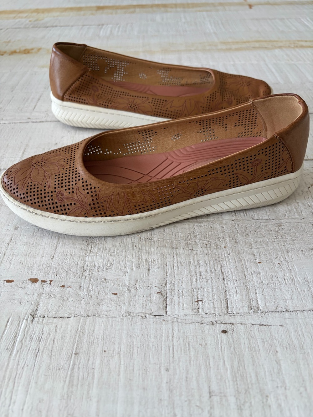 Baretraps Nadra Flats size 6.5 Brown Floral Laser Cut Slip Ons Vegan Leather
